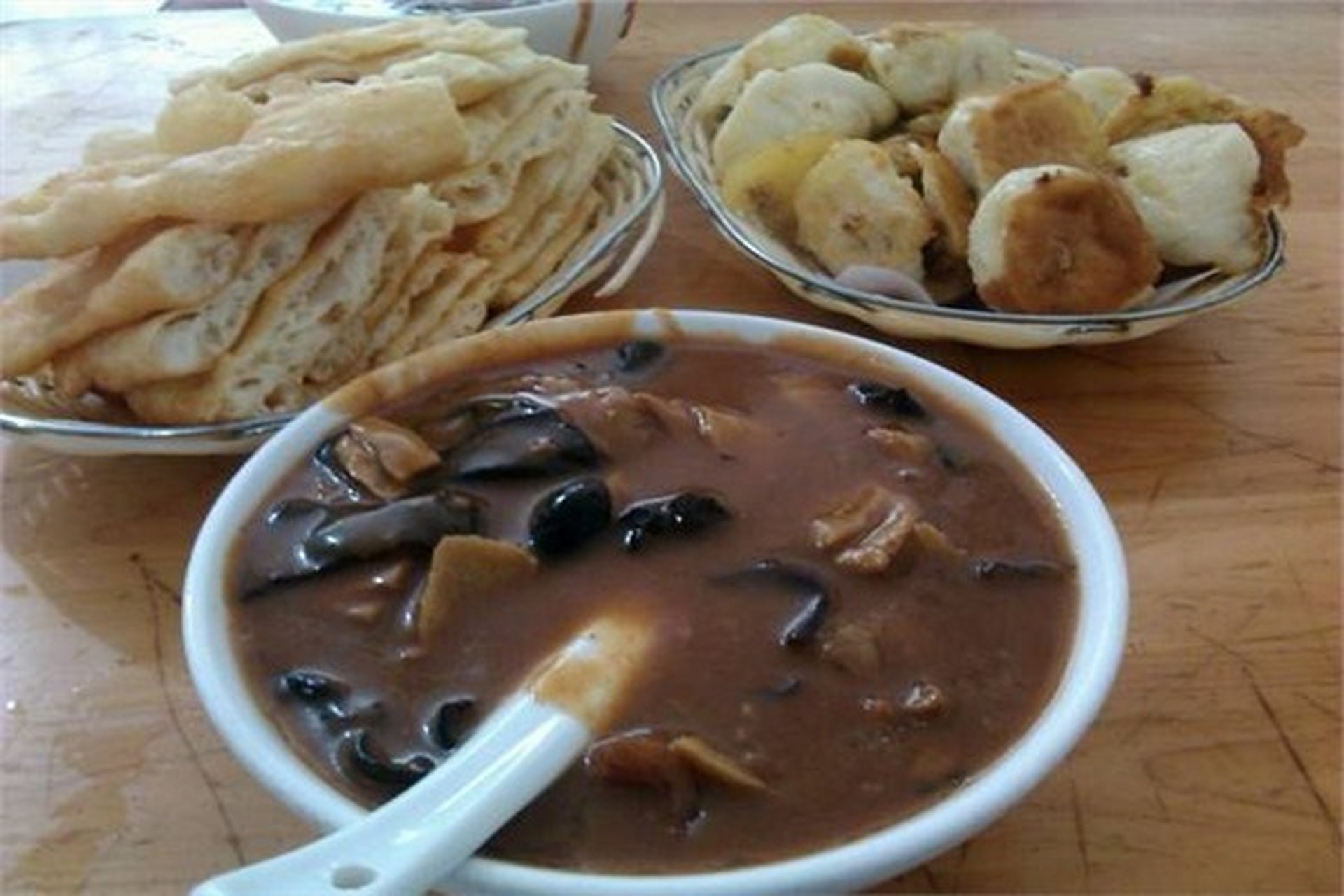 胡辣汤,又名糊辣汤,是中国北方早餐中常见的汤类食品