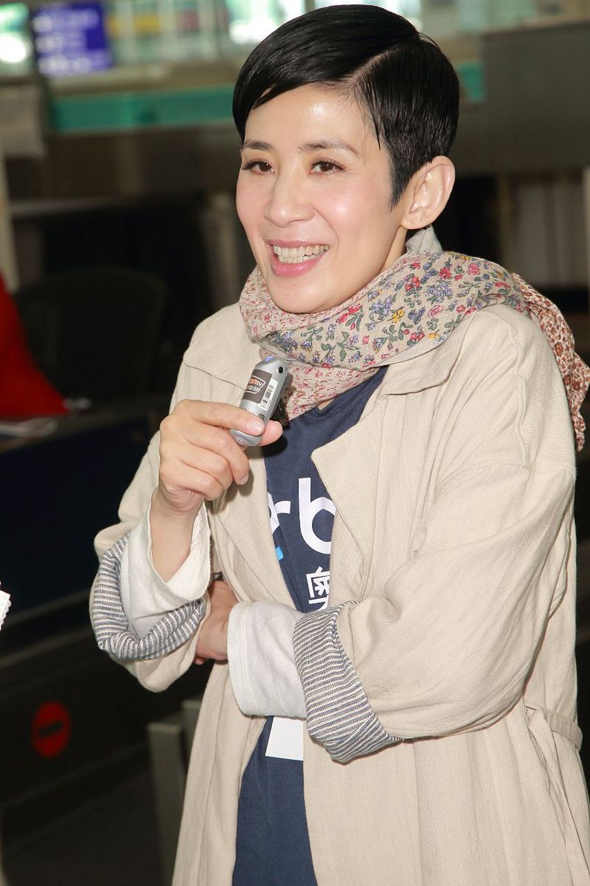 老公对吴君如说:"你是越老越美,就是在我面前一点也不低调!"  吴君如