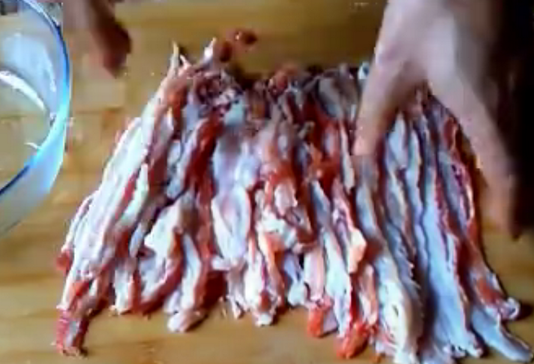 老婆把茄子包在肉里扔进油锅,我骂她是败家子,最后我停不下来!