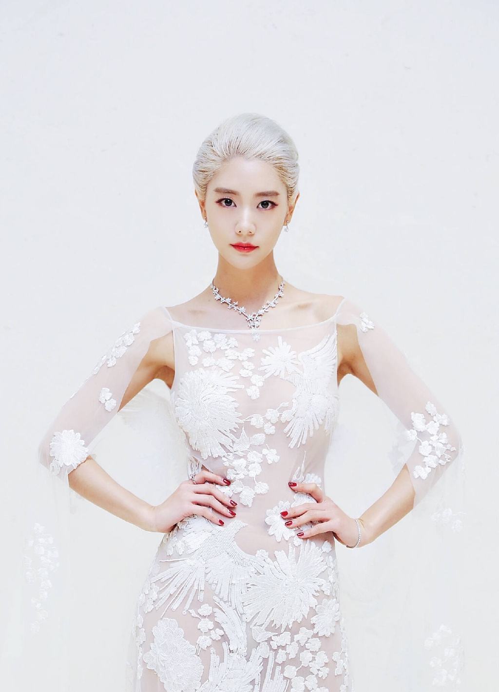 李成敏一头银发,搭配另类礼服,这造型也太亮眼了,气场好强大!