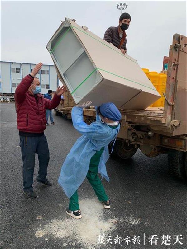 一段短视频网上走红,娇小女护士被网友赞"最美搬运工"