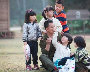 村长李锐近照曝光!娶圈外老婆14年很恩爱,女儿高颜值撞脸李溪芮