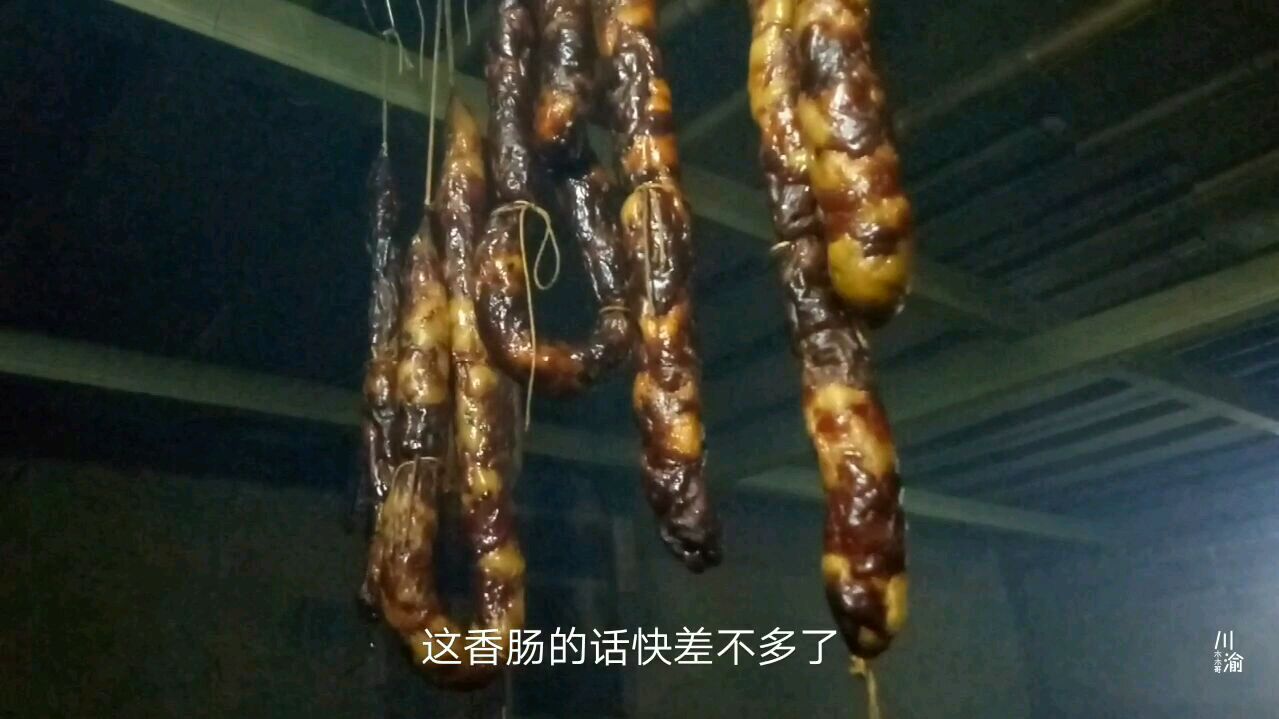 农村小伙做腊肉、腊肠,8斤肉熏制一个月,变成了多少?