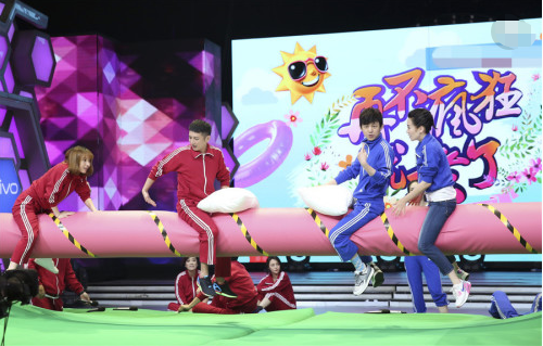 《快乐大本营》再现势利眼,只给她3秒镜头,全程尴尬陪笑无互动