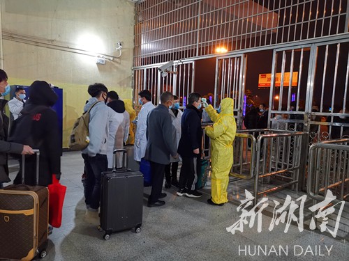 道州火车站加大防控力度 为14600人次过往旅客进行体温测试