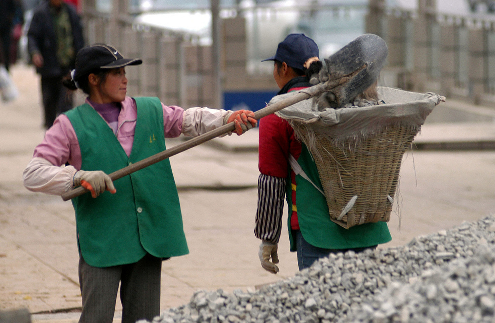 公司里昨天招聘了一名50岁的大姐,因为最近文化活动太多了,人手实在不