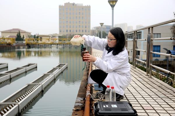 为让宁波市民喝上放心水 这个春节水质检测员们仍旧坚守岗位