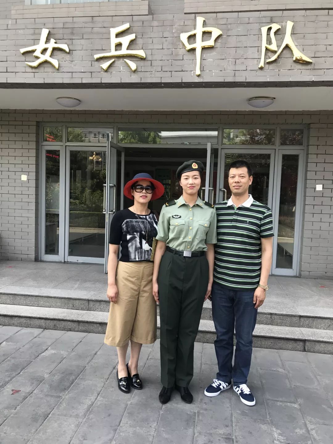 厉害!三军仪仗队退伍女兵重返校园,带着军训教官踢正步