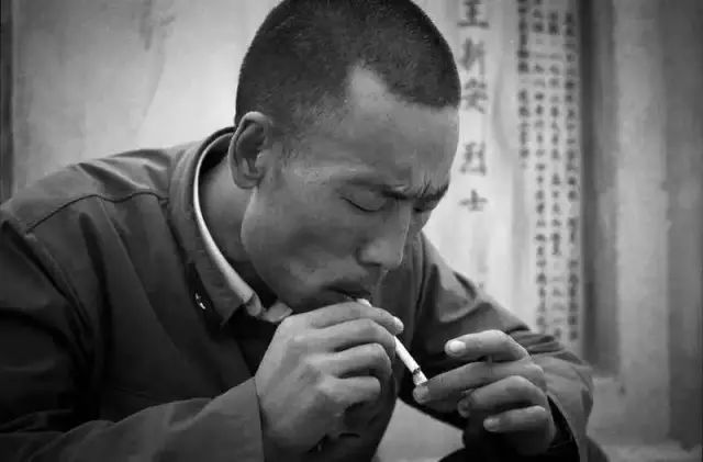 家乡的父老乡亲准备了这丰盛的庆功宴,战友们抱着烈士副连长陈学民