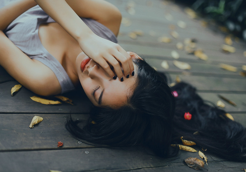 美图摄影:落寞的阴天 伤感的女孩让人心疼!