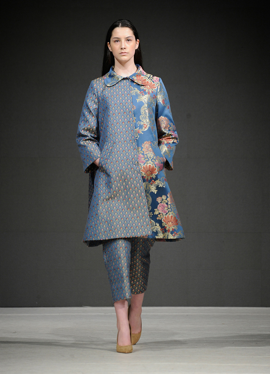 综合式在搭配上较为随意,可以是单片式,层叠式,连缀式三种云肩形式