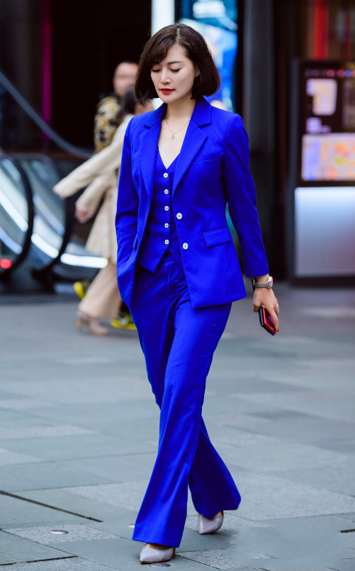 成都街拍:美女一身蓝色套装,尽显女神气质,走在街上赚足回头率