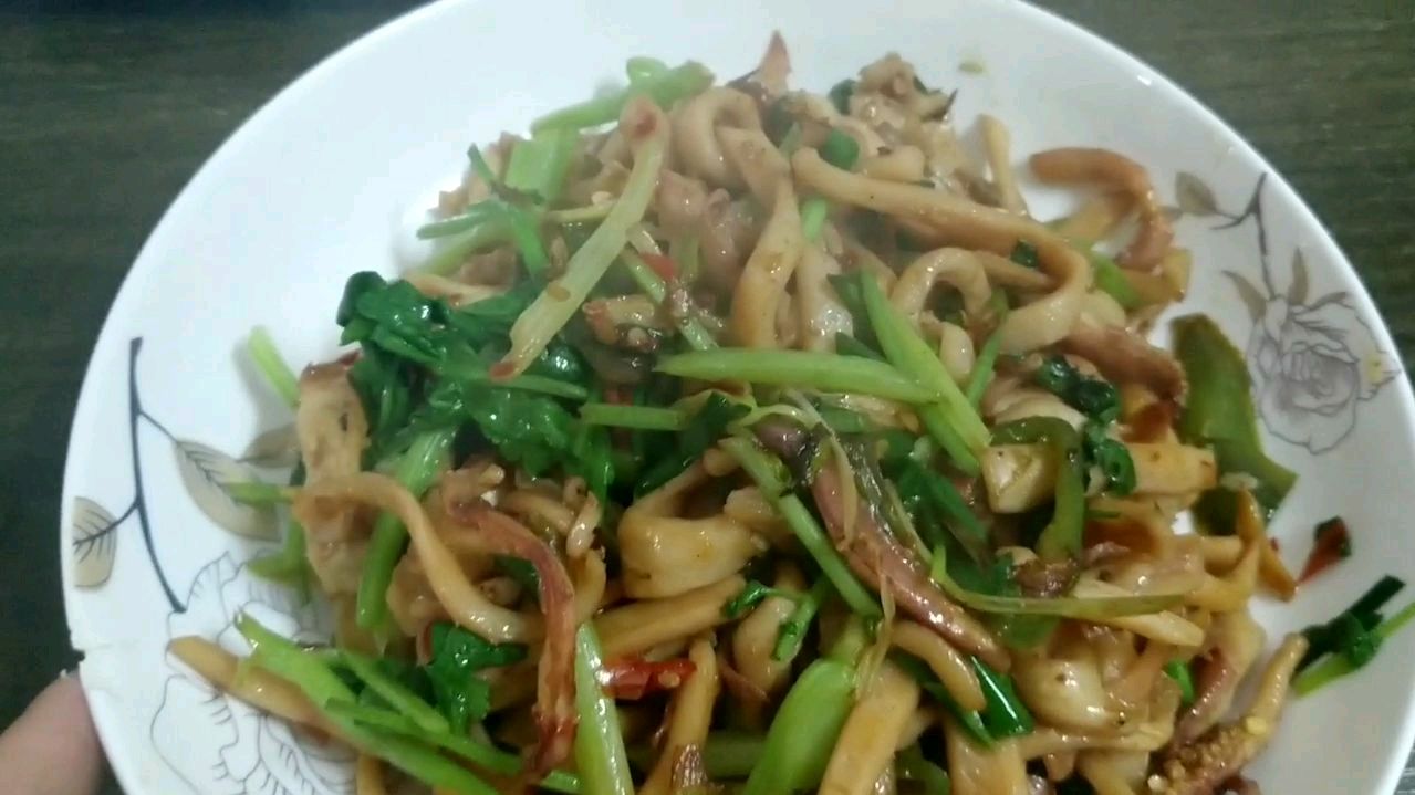 这样爆炒鱿鱼干,老公一下子吃完了,说:可以当零食吃