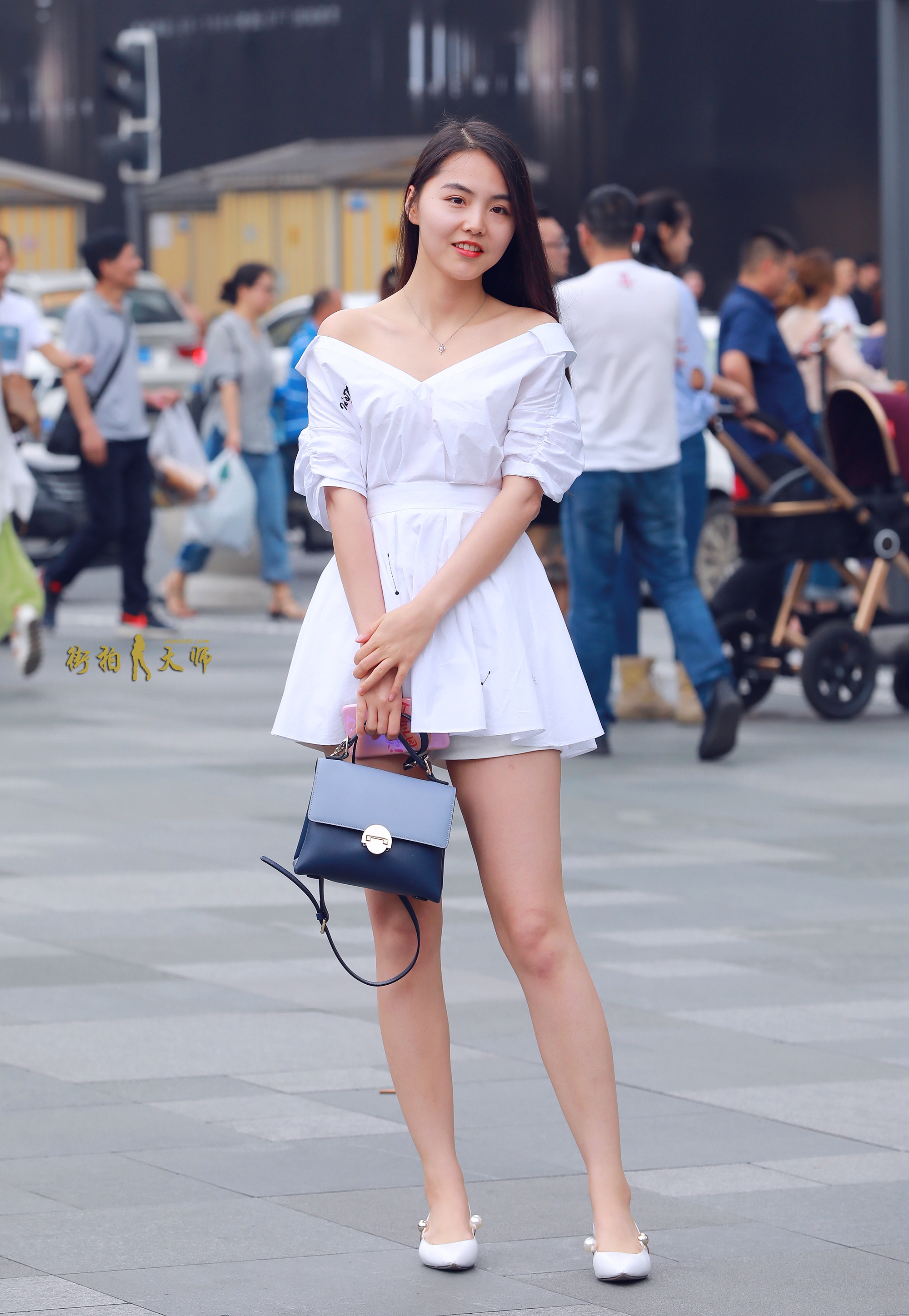 纯真的气质,白色裙子,更衬托这位美女,清纯文雅.