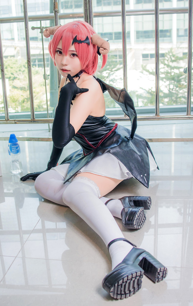 萌妹子cos,网友:这白丝美腿真的太好看了