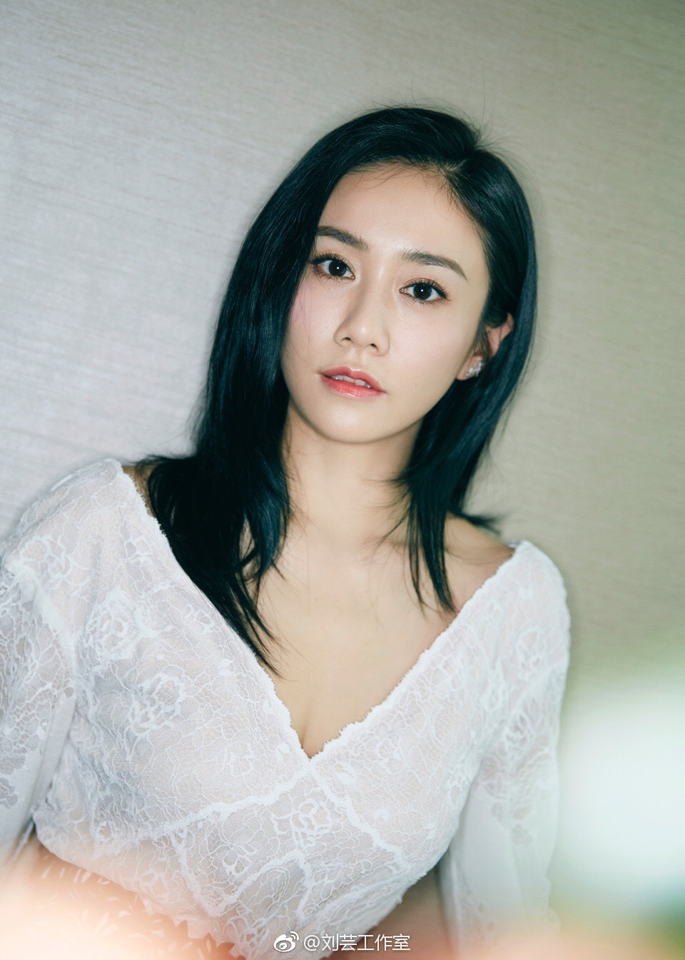 刘芸厉害了!黑色背心上衣穿搭 36岁秒变16岁少女,网友:真会穿