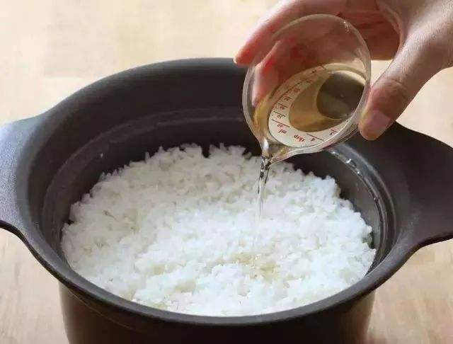 米饭怎么煮才更香?注意不要直接加水,多加一点它,米饭更香