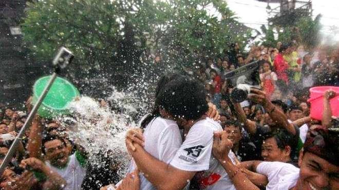 [图]世界上最放纵的节日，男女集体湿身“耍流氓”，许多女孩被人亲哭