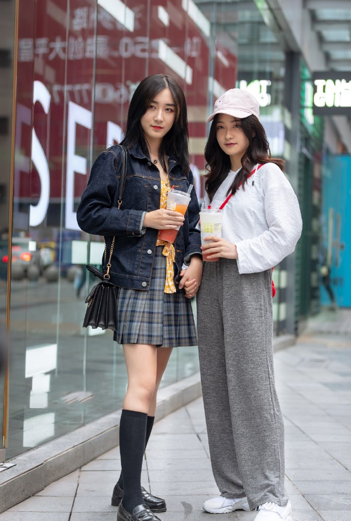 街拍:闺蜜逛街,踩着性感的小步伐,妖娆多姿!