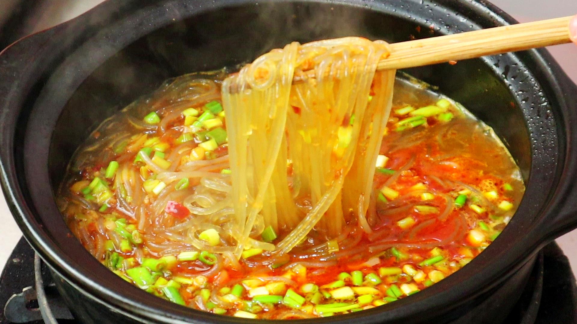 1豆芽炒粉条:色香味俱全,解馋又下饭,不容错过的一道美食,赶紧动手试