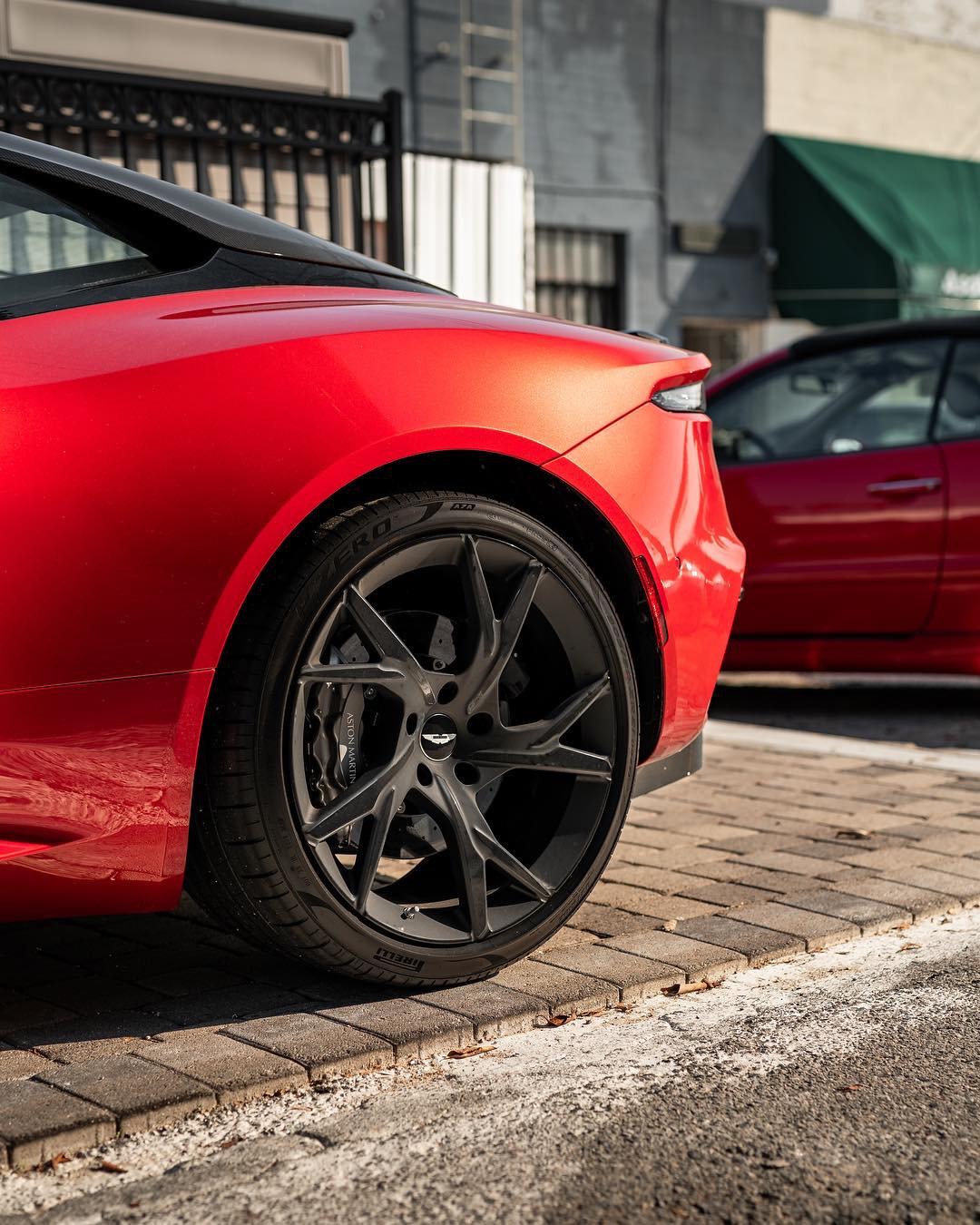 阿斯顿马丁dbs superleggera正式上市,定位旗舰超级gt跑车,后轮毂