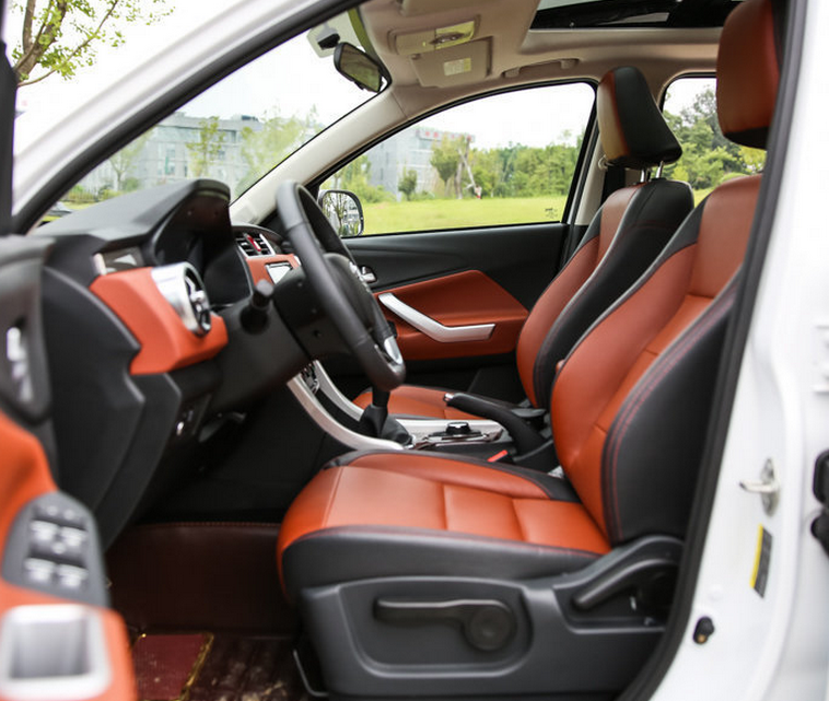 幻速s3l比较符合年轻人审美,内饰用料讲究,回头率相当的高!