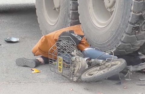 大货车掉头,女子被车轮卷入盲区遭碾压