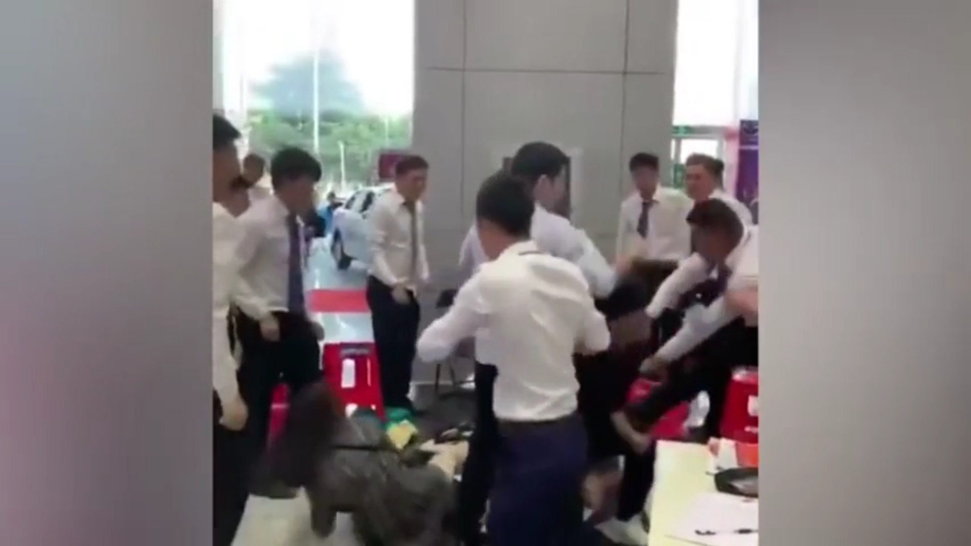 情侣用三个麻将"八万"买车,被4s店销售员群殴!