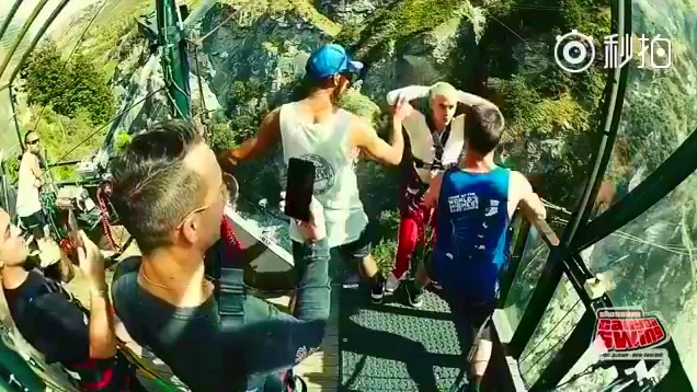 justin bieber玩蹦极,惊险刺激!