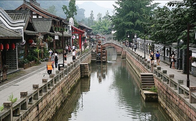 游览青城山的游人,都会顺道拜访街子古镇