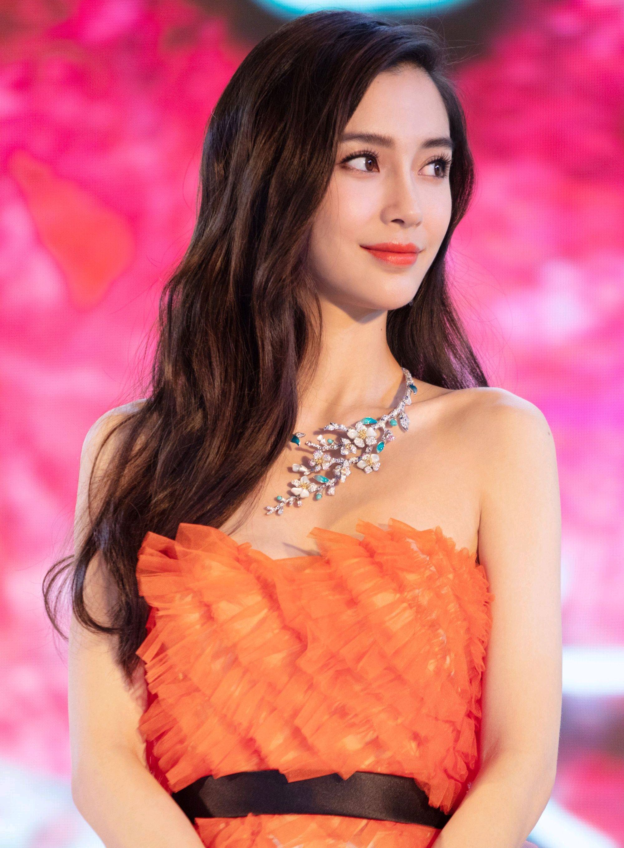 angelababy东莞出席活动,身穿抹胸长裙,宛若仙女