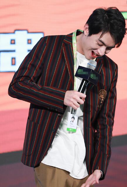 艺人买热搜素来是贵圈常见的营销手法,但由于今年上