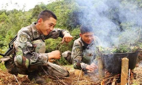 军队野外做饭怕冒烟暴露位置怎么办?炊事兵挖一个坑就搞定了