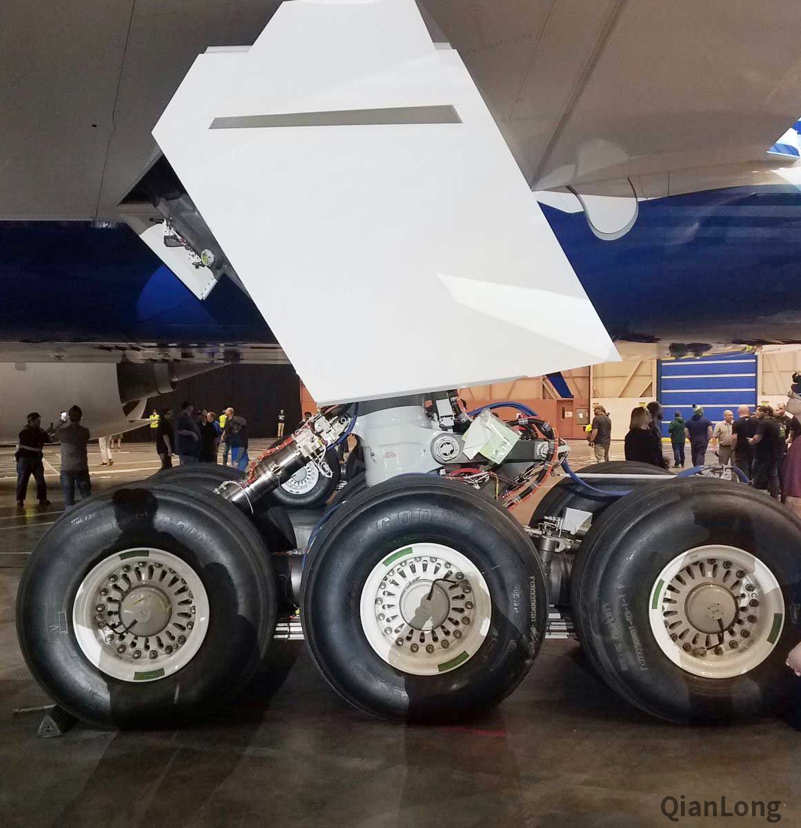 波音首架777x客机顺利下线 或将拯救波音公司的未来?