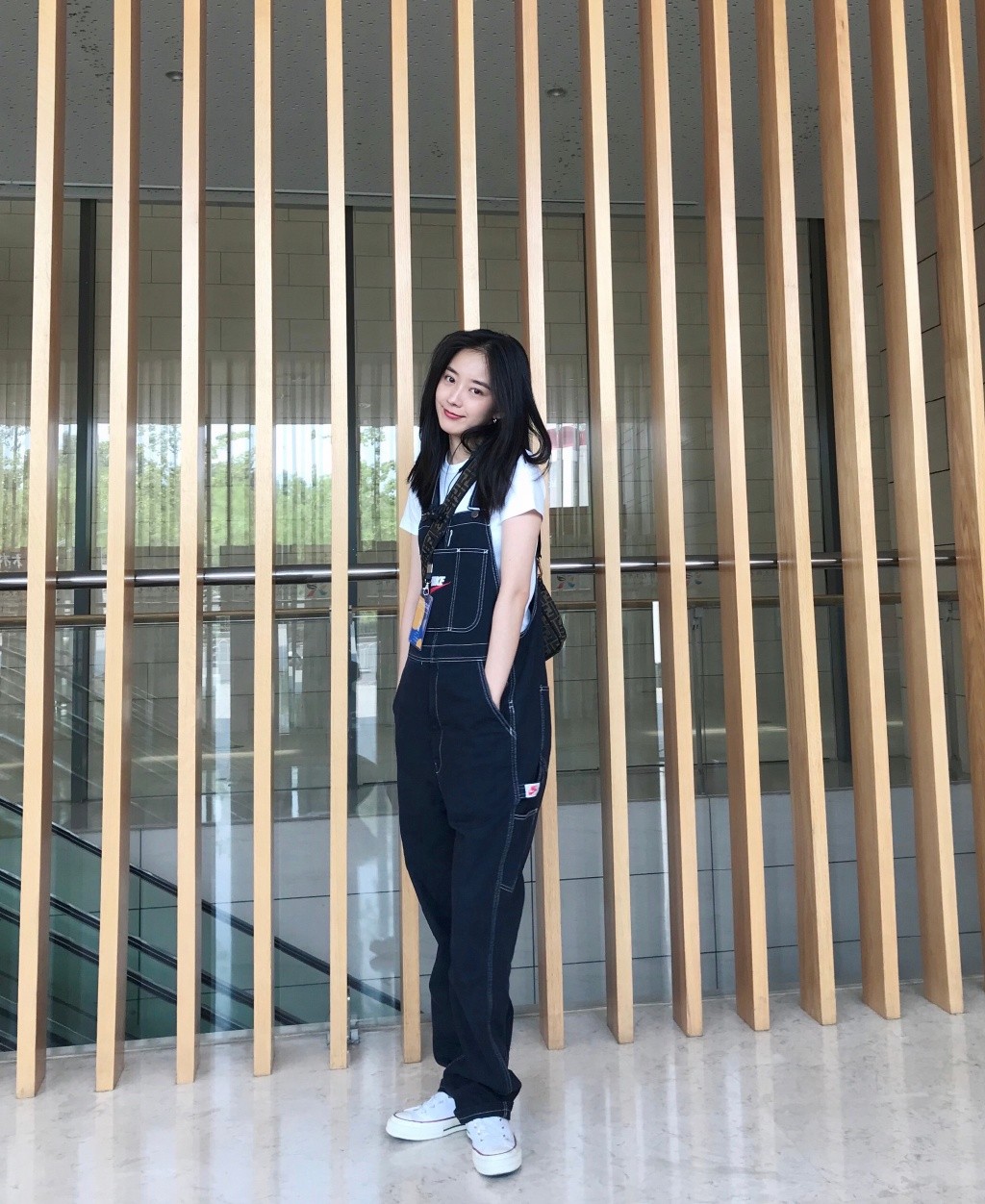 《流淌的美好时光》中她是唐小米,穿西装配紧身裤,气质清冷吸睛