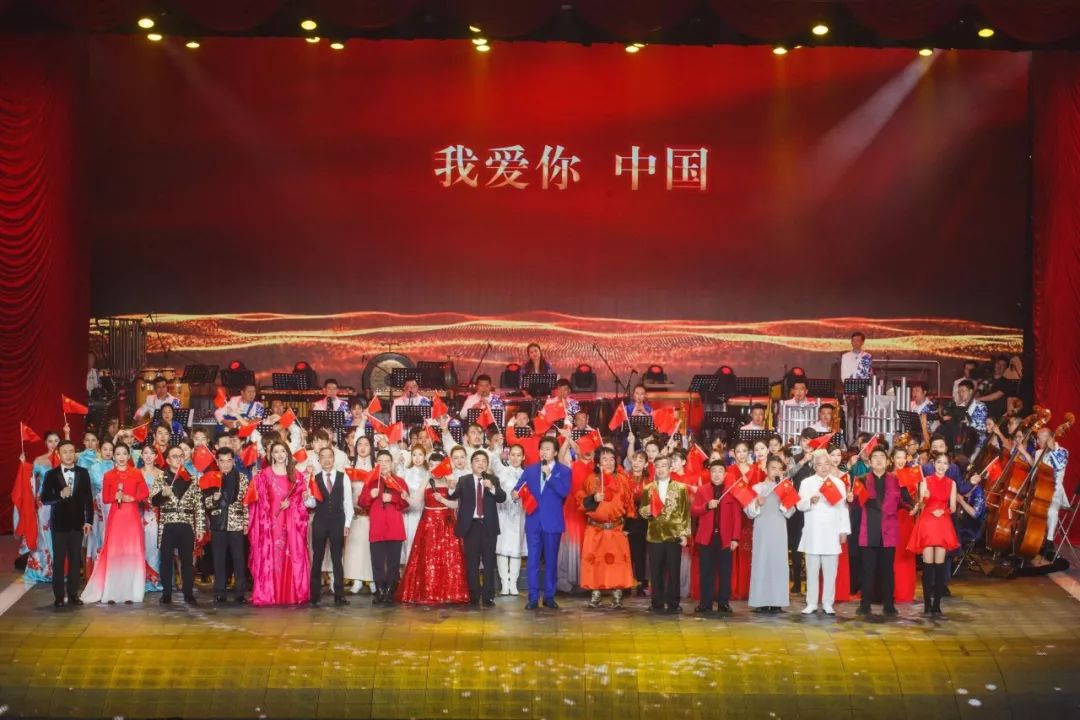 千名观众自发合唱《我爱你中国,澎湃乐声传递真挚爱国情