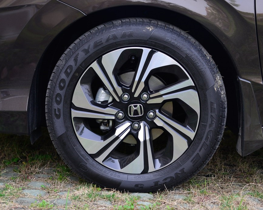 凌派轮胎:轮胎的规格为205/55  r16.