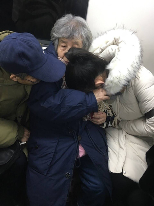 沈阳女孩乘地铁腹痛到哭 陌生奶奶让座爷爷安慰