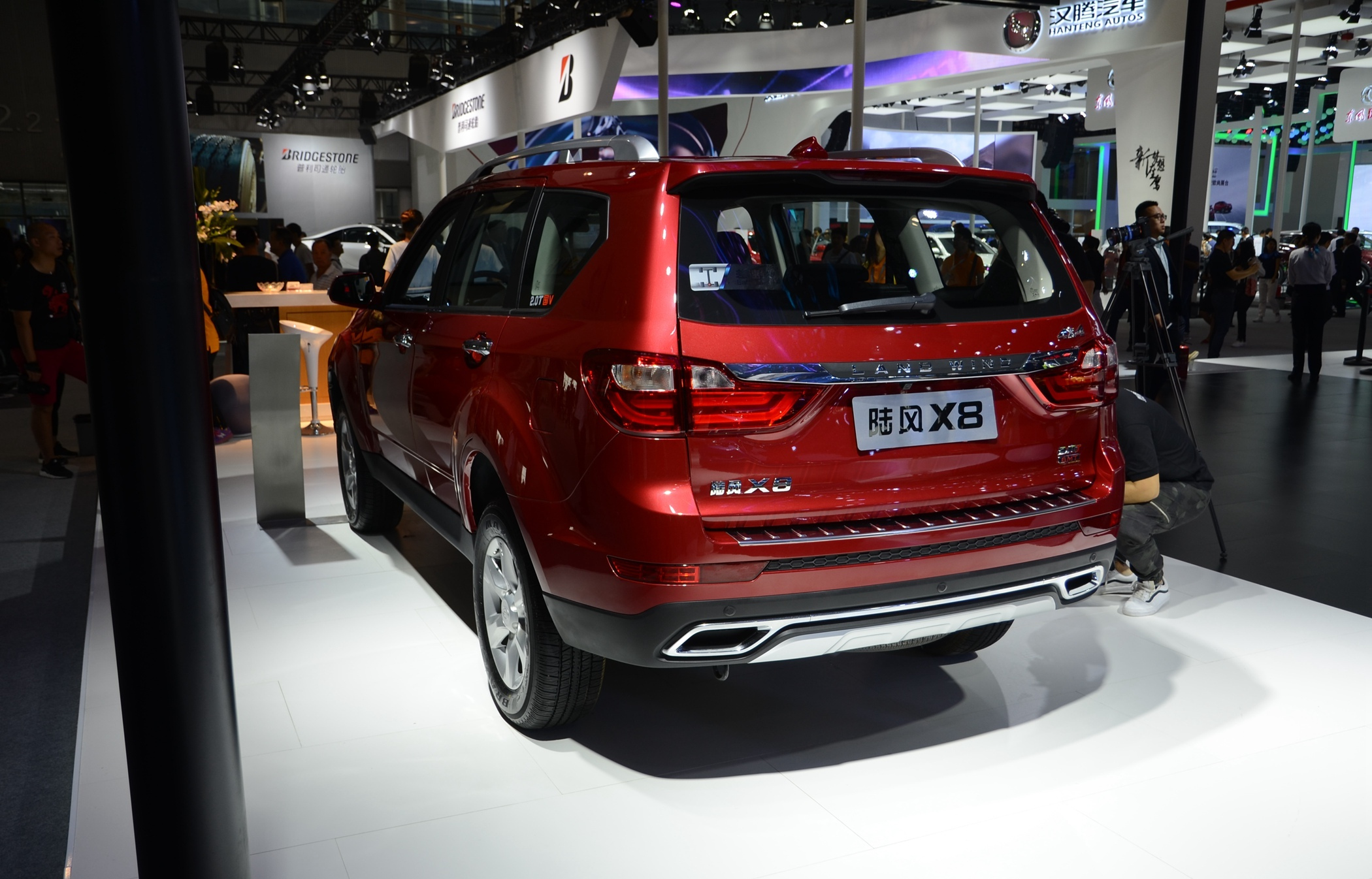 为大家浅读一款陆风x8,造型优美,一起观赏