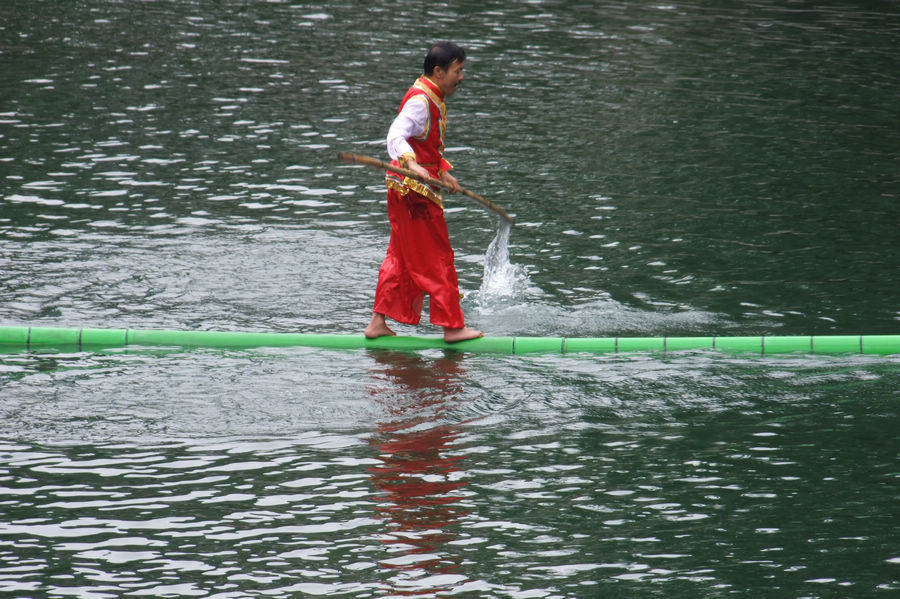 "轻功水上漂"走红国外,老外看后惊讶,难道中国人都会功夫?