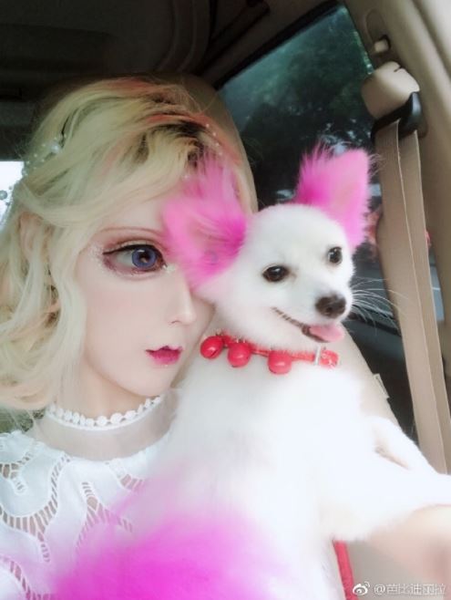 中国真人芭比表示怕痛不敢整形宣称纯天然,大方直播卸妆网友崩溃