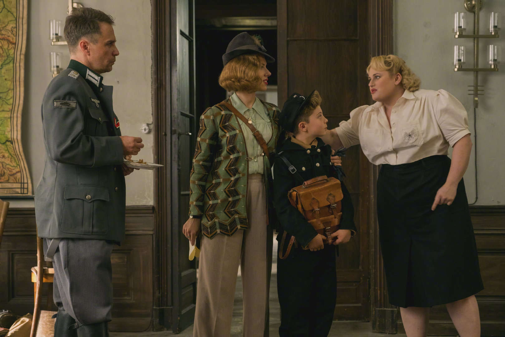 斯嘉丽·约翰逊主演的《乔乔兔》新剧照释出.