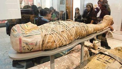 埃及出土的木乃伊裹尸布上,发现神秘文字,专家也搞不清是啥意思
