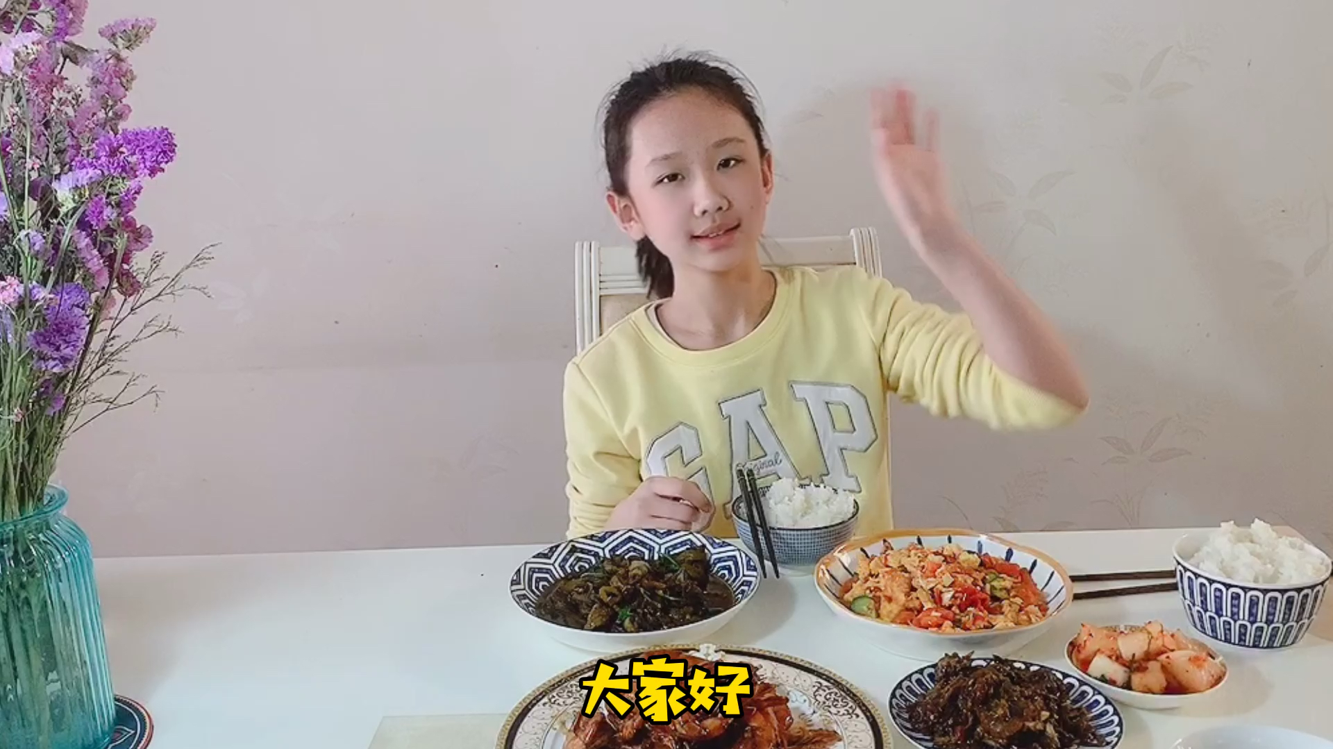 晚餐来了——油焖大虾、青椒还有柿子炒鸡蛋,荤素搭配,好吃下饭!