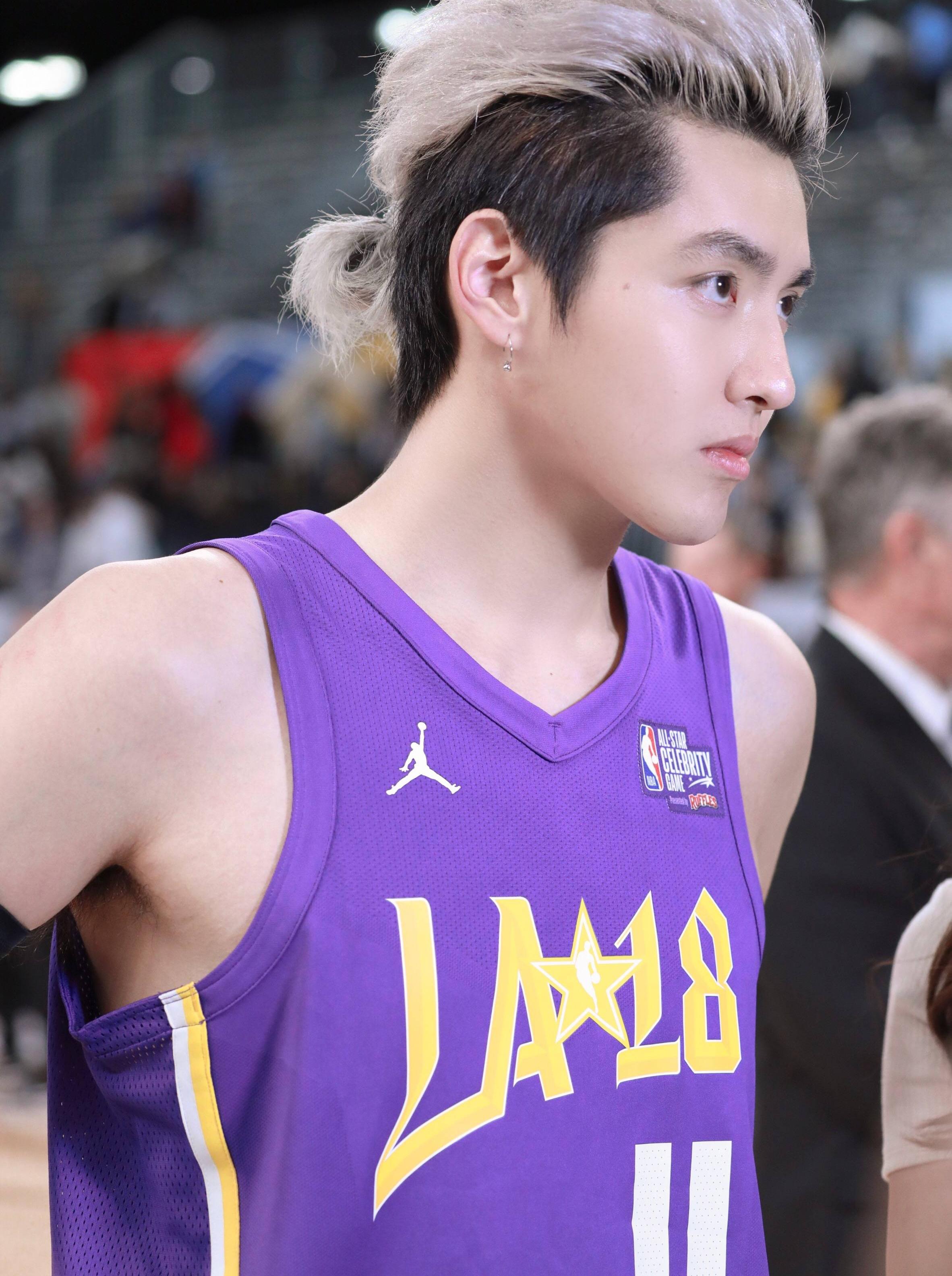 吴亦凡忍腰伤打球两罚两中 助攻nba明星赛第一个四分球