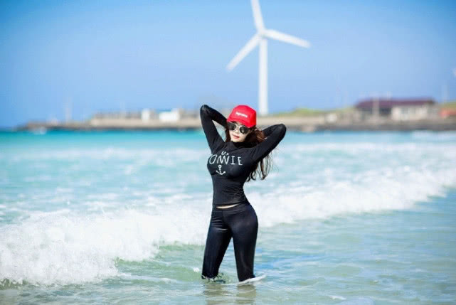 海边旅游偶遇"神颜"小姐姐,穿紧身衣秀出完美曲线,实在很撩人