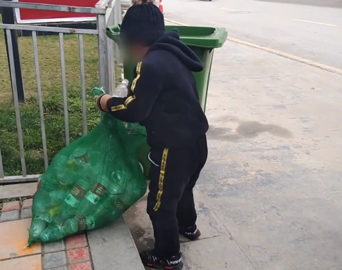 熊娃损坏学校公物,自行拾荒赔偿,妈妈:太皮了,没办法!