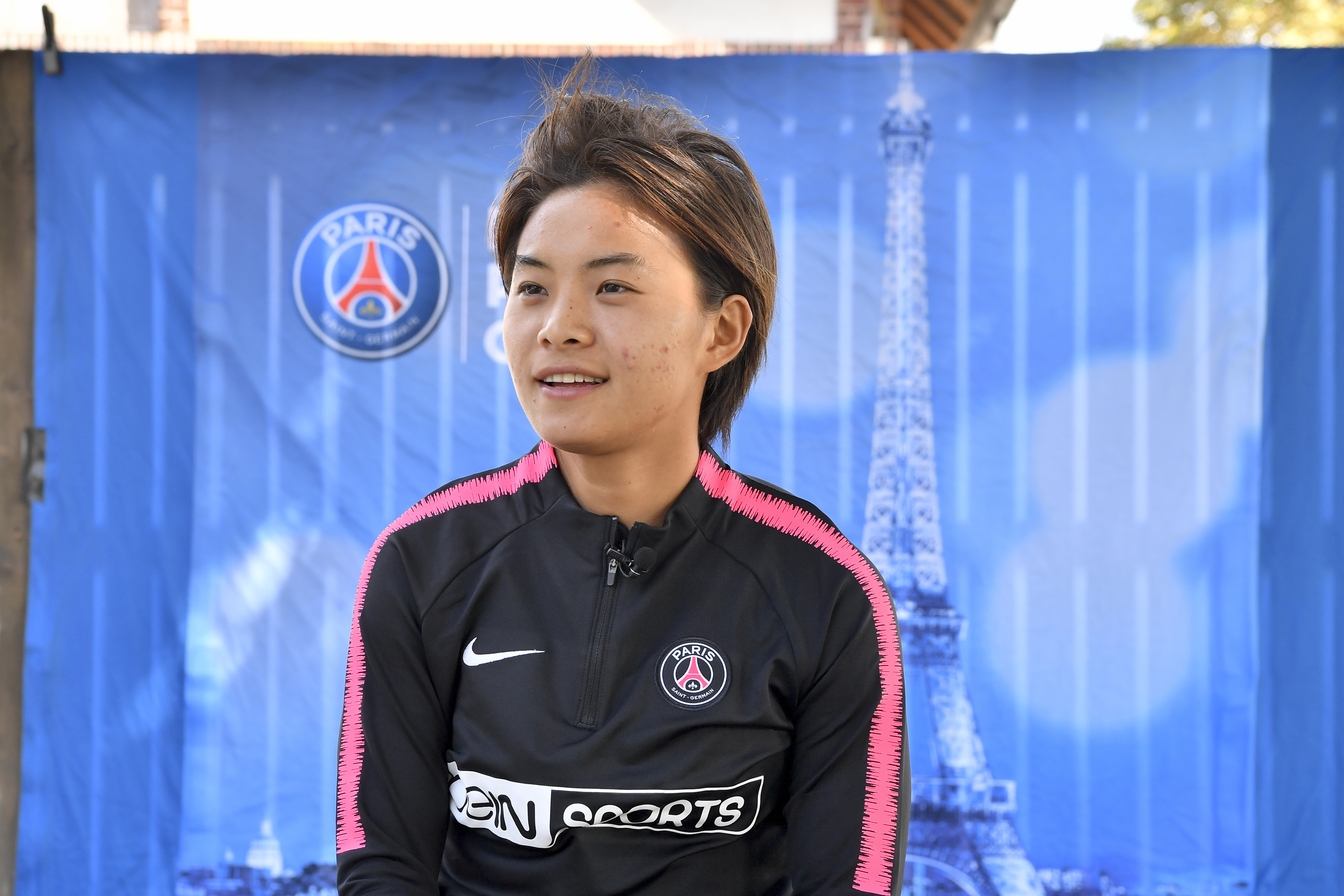 足球——王霜在巴黎圣日尔曼队女足训练