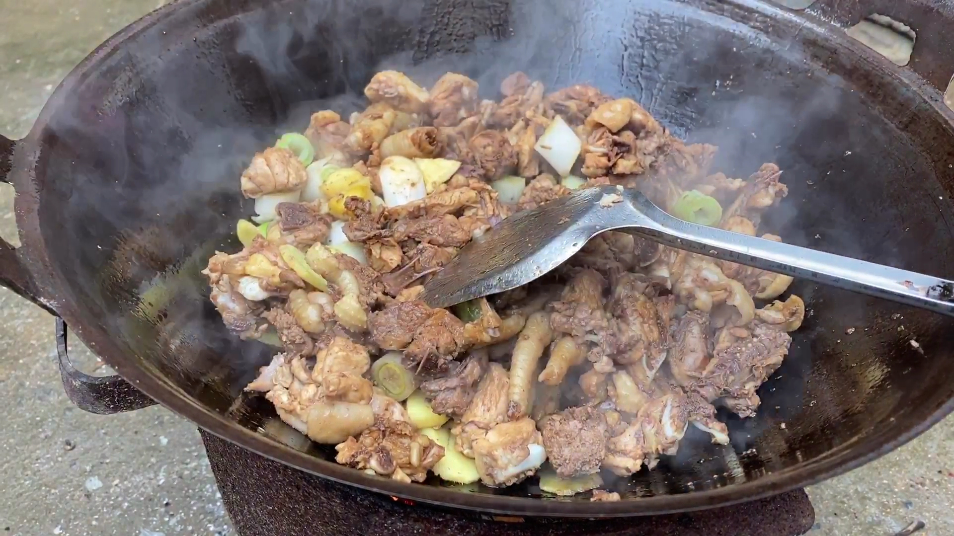 肺炎疫情笼罩下的临沂农村,小院土灶里土豆、萝卜炖鸡块,香喷喷