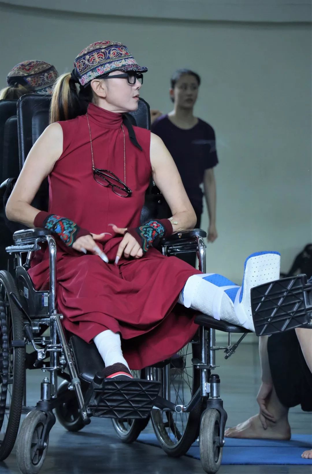 杨丽萍伤后首次复工 坐轮椅现场指导排练《春之祭》